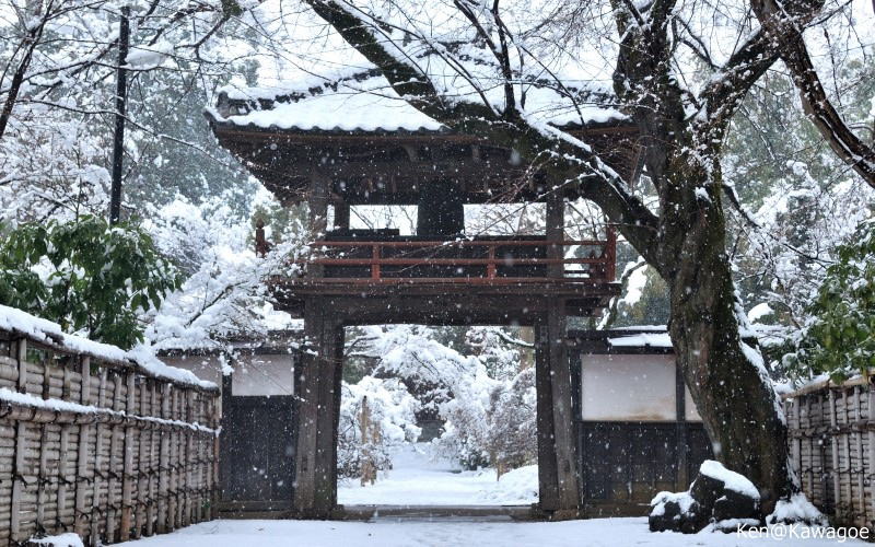 如月　雪の鐘楼門